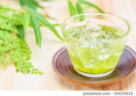 Cold green tea Cold green tea 65076810