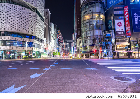 << Tokyo >> Ginza, a self-restraint mood where people disappear 65076931