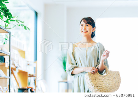 Shopping couple Shopping couple 65076991