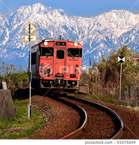 Himi and Tateyama mountain range 65078894