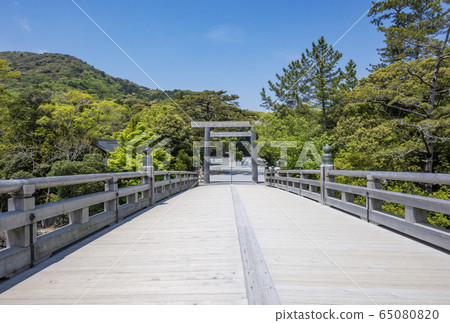 春天的伊勢神宮,遊覽伊勢、新綠、藍天、內宮的宇治橋 春天的伊勢神宮,遊覽伊勢、新綠、藍天、內宮的宇治橋 65080820
