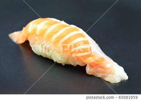 Delicious raw salmon 65081059