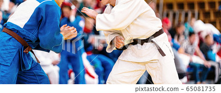 fight of two judoka athletes 65081735