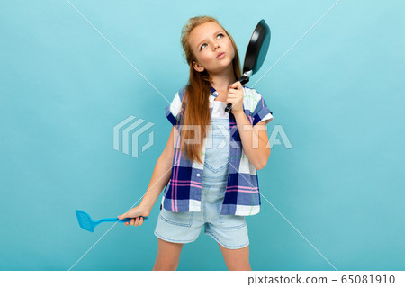 Teenager caucasian girl is going to fry something with a pan isolated on blue background Teenager caucasian girl is going to fry something with a pan isolated on blue background 65081910