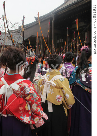 京都·Sanjusangen-dodo·Noriya(大型會議)穿著乾淨衣服的新成人聚集在一起。 京都·Sanjusangen-dodo·Noriya(大型會議)穿著乾淨衣服的新成人聚集在一起。 65081913