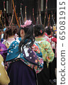 京都·Sanjusangen-dodo·Noriya(大型會議)穿著乾淨衣服的新成人聚集在一起。 京都·Sanjusangen-dodo·Noriya(大型會議)穿著乾淨衣服的新成人聚集在一起。 65081915