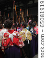 京都·Sanjusangen-dodo·Noriya(大型會議)穿著乾淨衣服的新成人聚集在一起。 京都·Sanjusangen-dodo·Noriya(大型會議)穿著乾淨衣服的新成人聚集在一起。 65081919