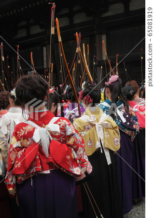 京都·Sanjusangen-dodo·Noriya（大型會議）穿著乾淨衣服的新成人聚集在一起。 65081919