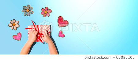 Little boy making a gift box 65083103