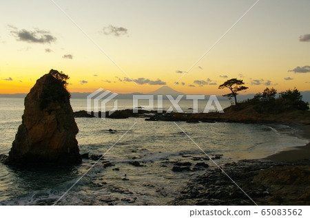 秋山/立石海岸的富士山黃昏景色(橫須賀市) 秋山/立石海岸的富士山黃昏景色(橫須賀市) 65083562