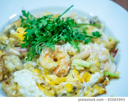 Chinese seafood omelette 65083943
