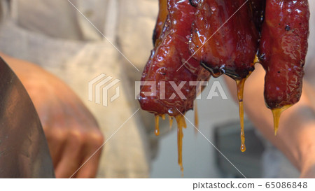 Hong Kong honey glazed barbecue roasted pork hannging in Cantonese Chinese restaurant Hong Kong honey glazed barbecue roasted pork hannging in Cantonese Chinese restaurant 65086848