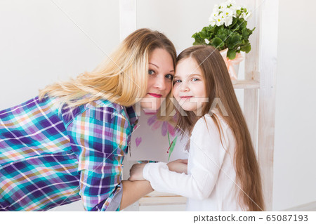 Mother's Day, holidays and family holidays - Mother holds greeting card from her lovely daughter. 65087193