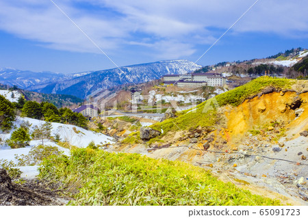 鮮綠色的萬座溫泉 65091723