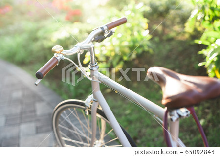 A bicycle 65092843