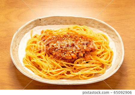 spaghetti meatsauce. 65092906