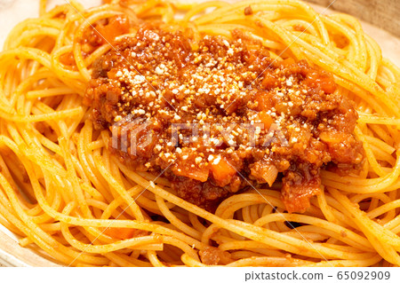 spaghetti meatsauce. 65092909