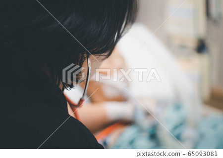 Doctor medical care patient on bed in hospital 65093081