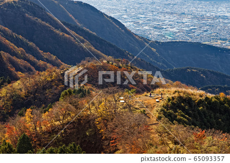 Autumn leaves of Tanzawa front ridge and Hadano city 65093357
