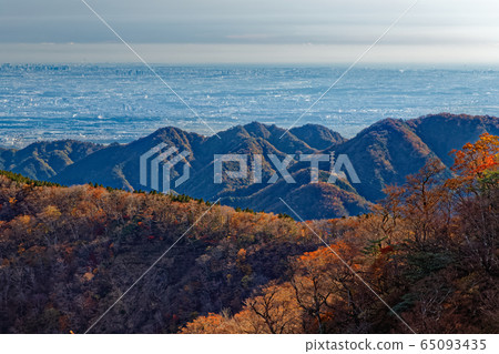 Townscape of Mt. Mine and the Kanto Plain seen from the autumn-colored Tanzawa front ridge Townscape of Mt. Mine and the Kanto Plain seen from the autumn-colored Tanzawa front ridge 65093435