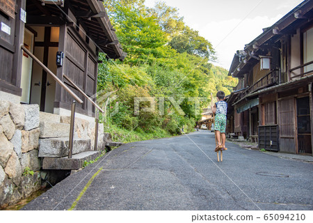 Children playing stilts in front of a townhouse in Tsumagojuku Road, Nagiso Town, Nagano Prefecture Children playing stilts in front of a townhouse in Tsumagojuku Road, Nagiso Town, Nagano Prefecture 65094210