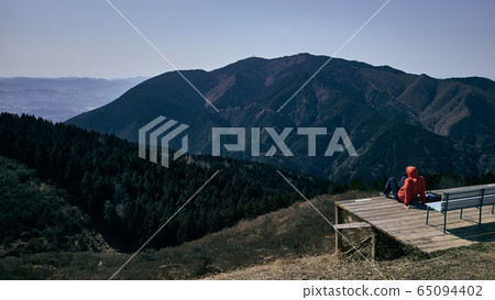 在山頂休息一下,欣賞美景 在山頂休息一下,欣賞美景 65094402