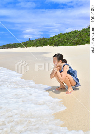 Girl laughing on the beach (Okinawa Miyakojima Nagamahama) Girl laughing on the beach (Okinawa Miyakojima Nagamahama) 65094892