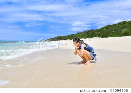 在海灘上笑的女孩(沖繩宮古島長gam) 在海灘上笑的女孩(沖繩宮古島長gam) 65094896