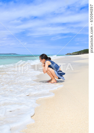 Girl laughing on the beach (Okinawa Miyakojima Nagamahama) Girl laughing on the beach (Okinawa Miyakojima Nagamahama) 65094897