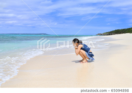 Girl laughing on the beach (Okinawa Miyakojima Nagamahama) Girl laughing on the beach (Okinawa Miyakojima Nagamahama) 65094898