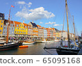 Foreign cityscape 65095168