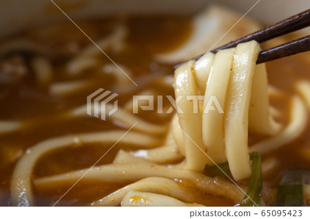 Udon noodles 65095423