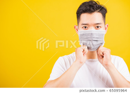 Man wearing face mask protective against 65095964