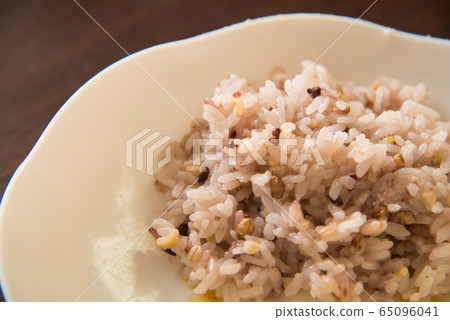 小米飯在盤子上 65096041