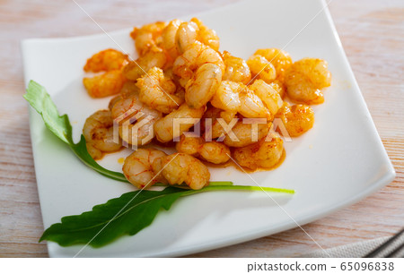 Grilled shrimps with arugula 65096838