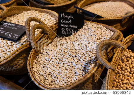 Baskets of chickpeas and beans Baskets of chickpeas and beans 65096843