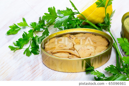 Tunny in oil with parsley and lemon 65096981