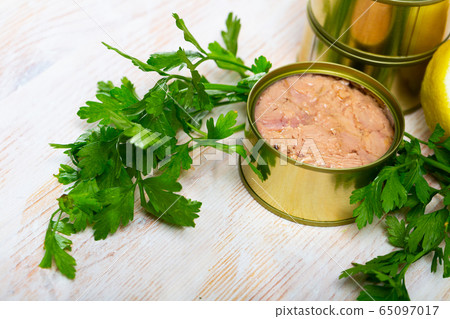 Open tin can of tuna in oil 65097017