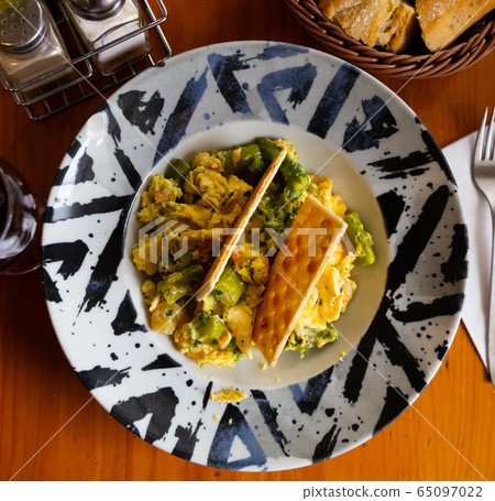 Scrambled eggs with prawns and asparagus Scrambled eggs with prawns and asparagus 65097022