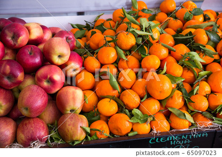 Apples and tangerines in greengrocery Apples and tangerines in greengrocery 65097023