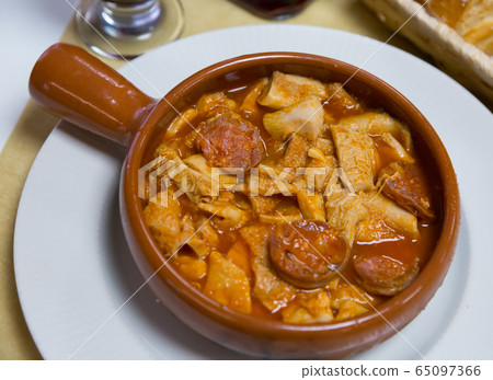 Callos in salsa Callos in salsa 65097366
