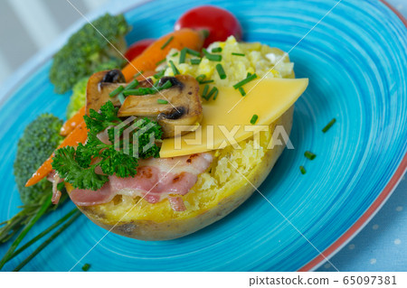 Potato baked with bacon, mushrooms Potato baked with bacon, mushrooms 65097381