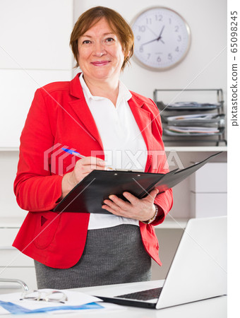 Manager ready for visitors 65098245