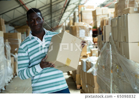 Man working in warehouse Man working in warehouse 65098832