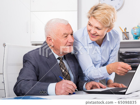 Manager and secretary working 65098835