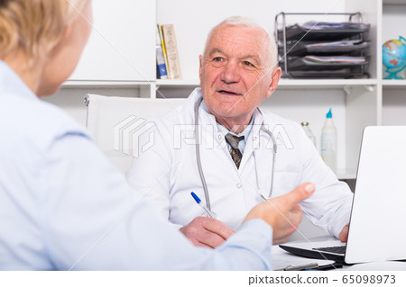 Male doctor with female client 65098973