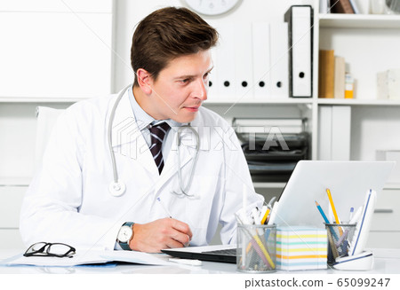 Medical worker in medical Center 65099247