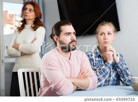 Bad domestic quarrel between family members at home 65099728