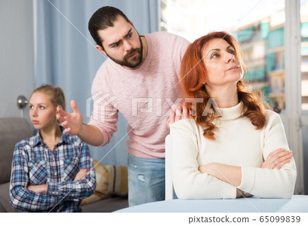 The son-in-law makes claims to the mother-in-law The son-in-law makes claims to the mother-in-law 65099839
