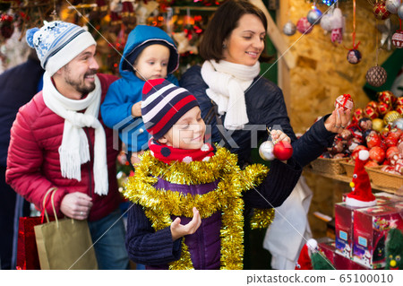Family purchasing Christmas decoration 65100010